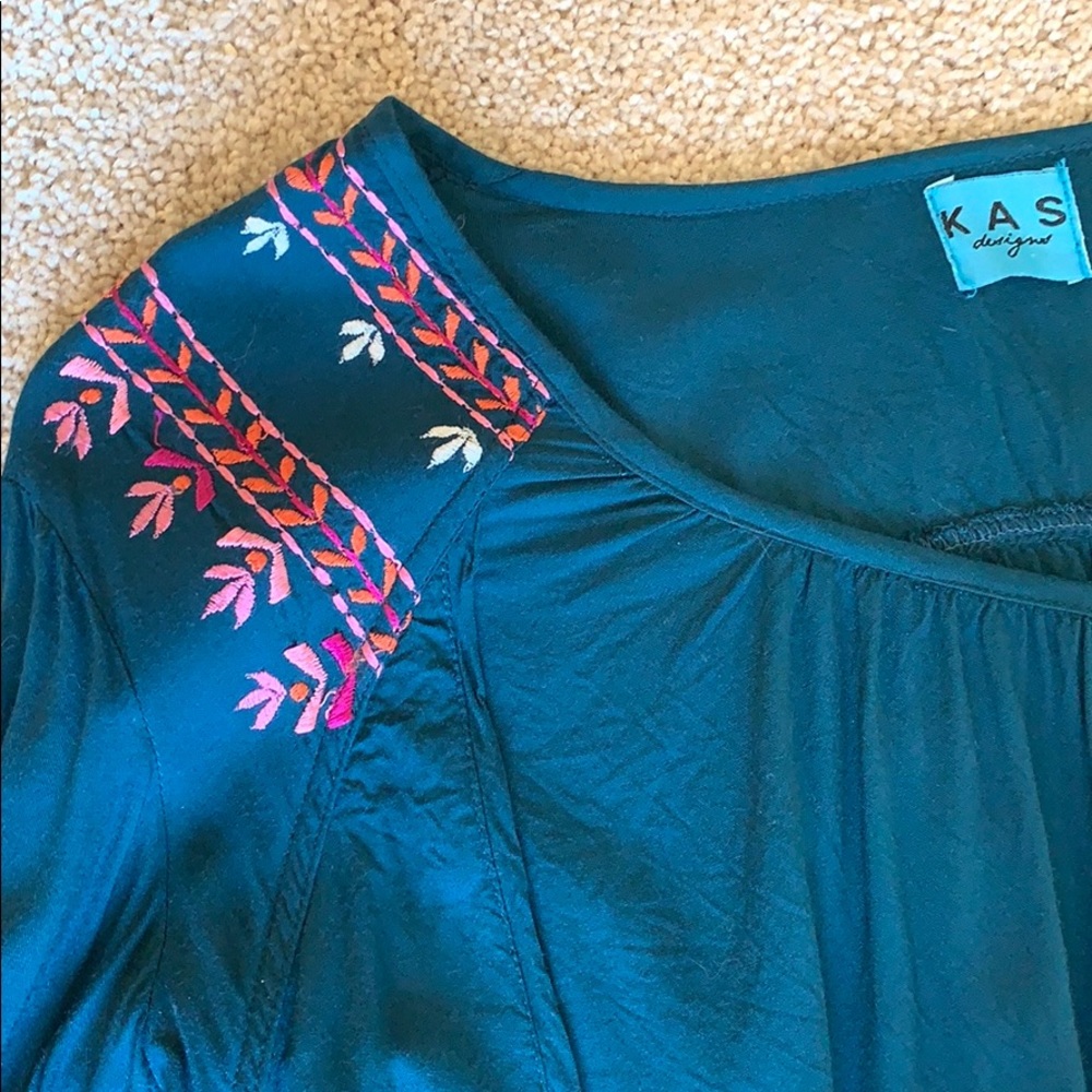 Hand embroidered blouse - Picture 2 of 7